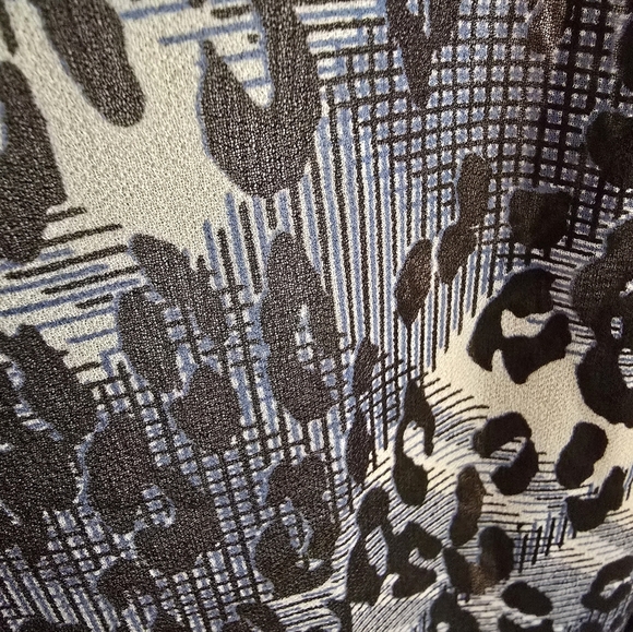 NWOT CAbi Fatale Blouse 977 Leopard Animal Print BLUE Black Long Sleeves XL - Picture 3 of 6